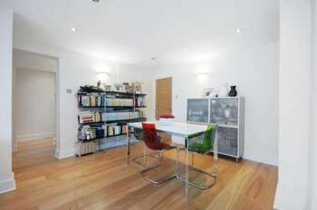  Image of 3 bedroom Flat to rent in Frognal Gardens London NW3 at Hampstead London Hampstead, NW3 6UX