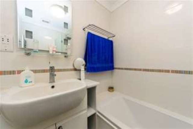  Image of 1 bedroom Flat to rent in Fulham Road London SW6 at London, SW6 5UJ
