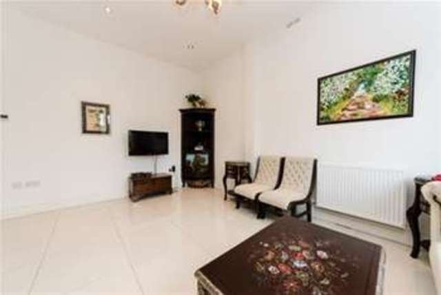  Image of 1 bedroom Flat to rent in Fulham Road London SW6 at London, SW6 5UJ