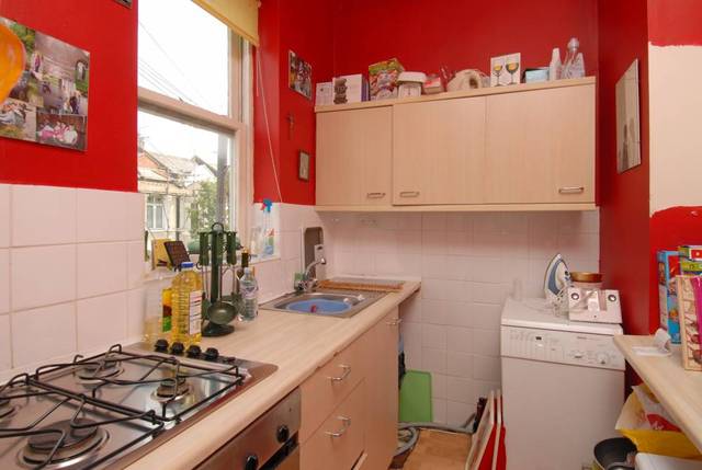  Image of 1 bedroom Flat to rent in Gaskarth Road London SW12 at Gaskarth Road  London, SW12 9NL