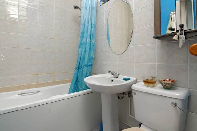  Image of 1 bedroom Flat to rent in Gaskarth Road London SW12 at Gaskarth Road  London, SW12 9NL