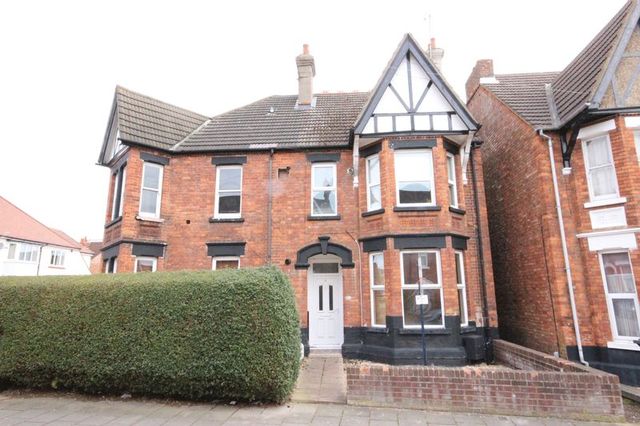  Image of 2 bedroom Flat for sale in Goldington Avenue Bedford MK40 at Goldington Avenue  Bedford, MK40 3BY