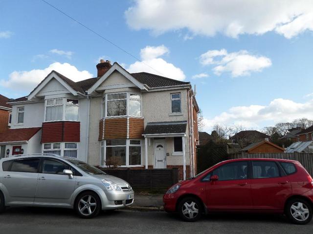  Image of 3 bedroom Semi-Detached house to rent in Grantham Road Southampton SO19 at Bitterne  Southampton, SO19 4DW
