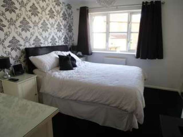  Image of 2 bedroom End of Terrace for sale in Graphic Close Dunstable LU6 at Dunstable, LU6 3EL