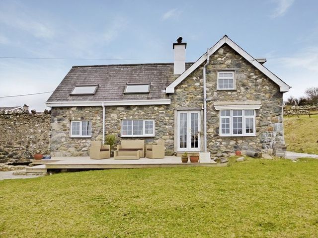  Image of 4 bedroom Detached house for sale in Groeslon Caernarfon LL54 at Groeslon, LL54 7TU