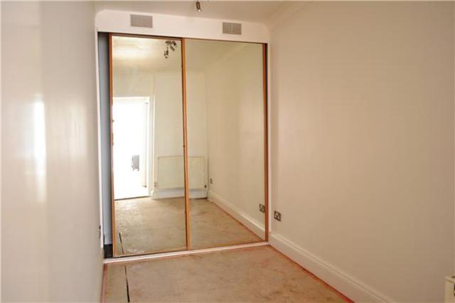  Image of Flat to rent in Grove Hill Road Tunbridge Wells TN1 at 22 Grove Hill Road  Kent, TN1 1RZ