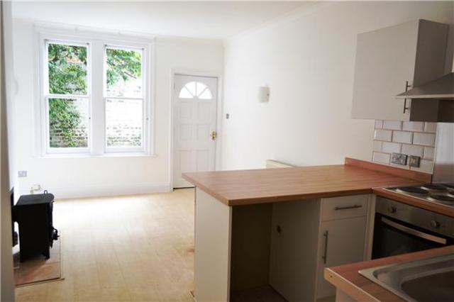  Image of Flat to rent in Grove Hill Road Tunbridge Wells TN1 at 22 Grove Hill Road  Kent, TN1 1RZ