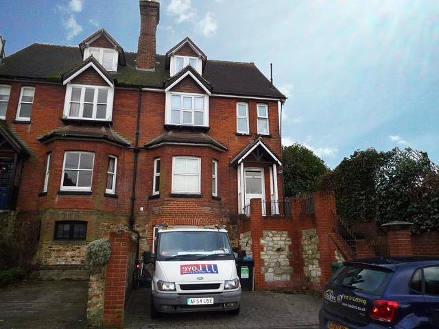  Image of 1 bedroom Flat to rent in Grovehill Road Redhill RH1 at 56 Grovehill Road  Redhill, RH1 6DB