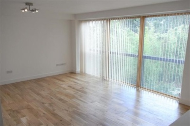  Image of 3 bedroom Flat to rent in Haggs Gate Glasgow G41 at Dumbreck Glasgow Glasgow, G41 4BB