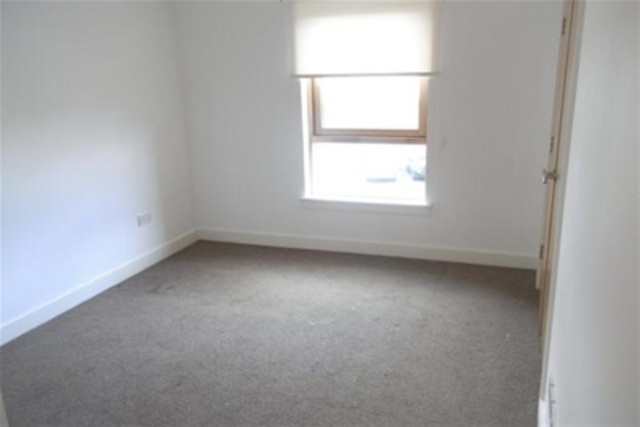  Image of 3 bedroom Flat to rent in Haggs Gate Glasgow G41 at Dumbreck Glasgow Glasgow, G41 4BB