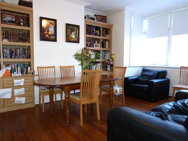  Image of 3 bedroom Terraced house to rent in Hamilton Road London NW11 at GOLDERS GREEN  London, NW11 9EE