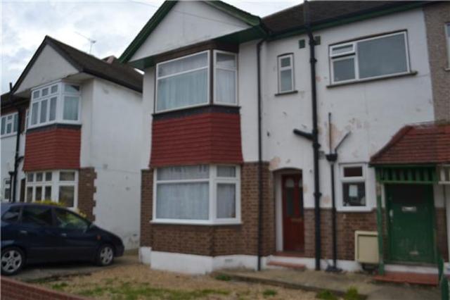  Image of 2 bedroom Maisonette to rent in Arundel Road Harold Wood Romford RM3 at Harold Wood Harold Wood, RM3 0RX