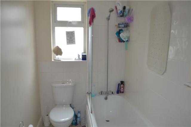  Image of 2 bedroom Maisonette to rent in Arundel Road Harold Wood Romford RM3 at Harold Wood Harold Wood, RM3 0RX
