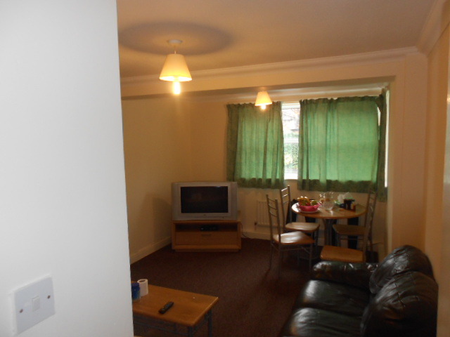  Image of 2 bedroom Flat to rent in Henderson Street Burnage Manchester M19 at Levenshulme  Manchester, M19 2GY