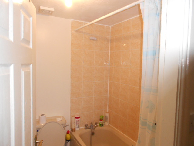  Image of 2 bedroom Flat to rent in Henderson Street Burnage Manchester M19 at Levenshulme  Manchester, M19 2GY