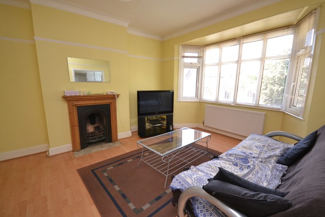  Image of 2 bedroom Property to rent in High Road London N2 at East Finchley, N2 9AB