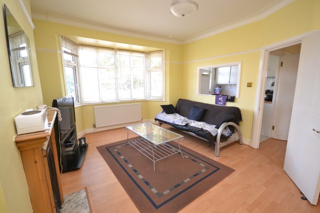  Image of 2 bedroom Property to rent in High Road London N2 at East Finchley, N2 9AB