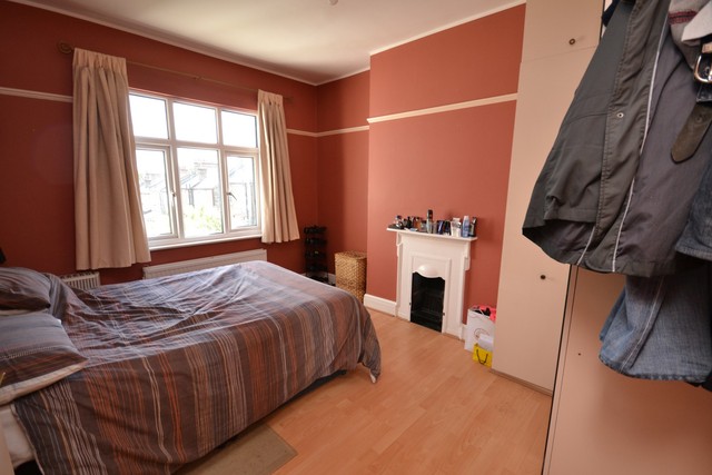  Image of 2 bedroom Property to rent in High Road London N2 at East Finchley, N2 9AB