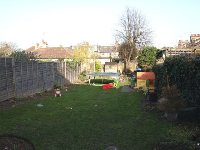  Image of 2 bedroom Property to rent in High Road London N2 at East Finchley, N2 9AB