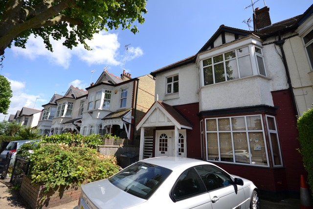  Image of 2 bedroom Property to rent in High Road London N2 at East Finchley, N2 9AB