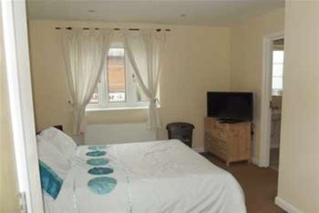  Image of 1 bedroom Flat to rent in High Street Addlestone KT15 at Addlestone, KT15 1TU