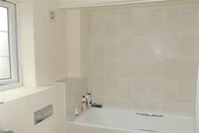  Image of 1 bedroom Flat to rent in High Street Addlestone KT15 at Addlestone, KT15 1TU