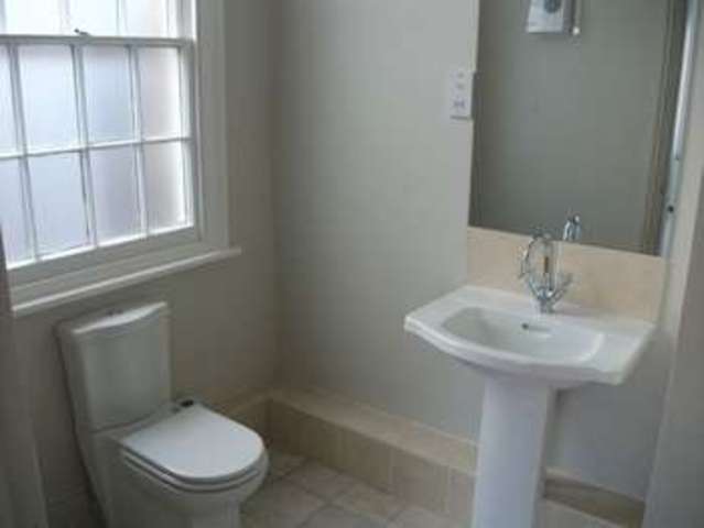  Image of 1 bedroom Flat to rent in High Street Abingdon OX14 at High Street  Abingdon, OX14 5AX