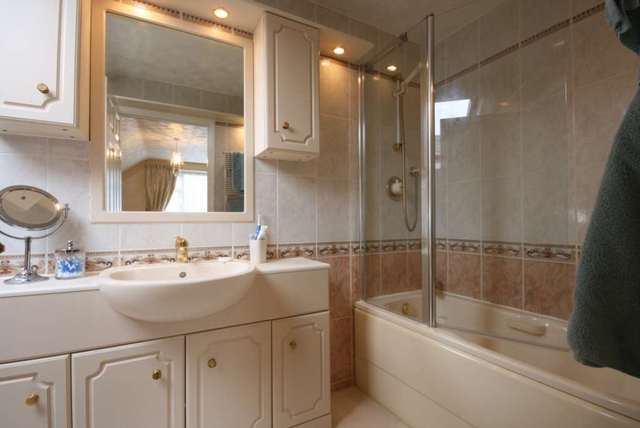  Image of 5 bedroom Detached house to rent in Highfield Lane Hemel Hempstead Industrial Estate Hemel Hempstead HP2 at Highfield Lane  Hemel Hempstead, HP2 5JF