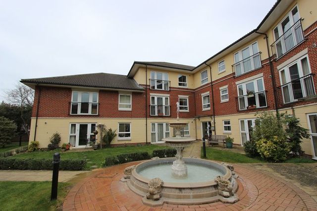  Image of 1 bedroom Retirement Property for sale in Rollesbrook Gardens Shirley Southampton SO15 at Rollesbrook Gardens Hill Lane Southampton, SO15 5WB