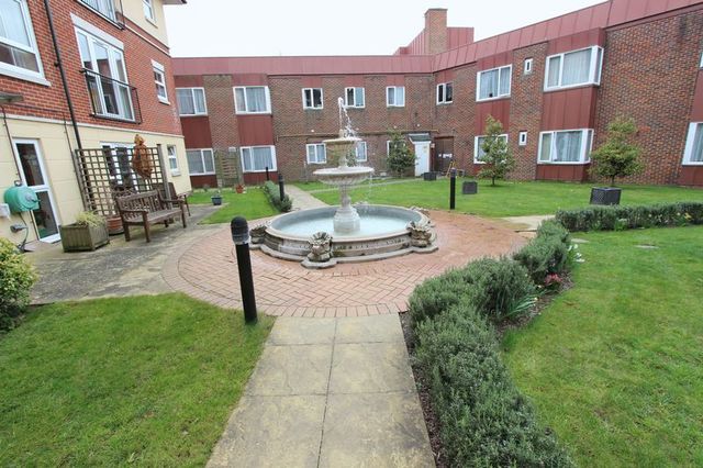  Image of 1 bedroom Retirement Property for sale in Rollesbrook Gardens Shirley Southampton SO15 at Rollesbrook Gardens Hill Lane Southampton, SO15 5WB