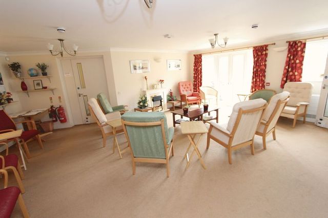  Image of 1 bedroom Retirement Property for sale in Rollesbrook Gardens Shirley Southampton SO15 at Rollesbrook Gardens Hill Lane Southampton, SO15 5WB
