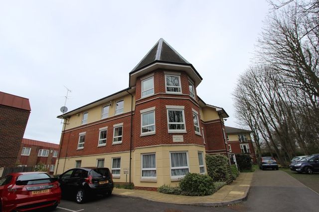  Image of 1 bedroom Retirement Property for sale in Rollesbrook Gardens Shirley Southampton SO15 at Rollesbrook Gardens Hill Lane Southampton, SO15 5WB