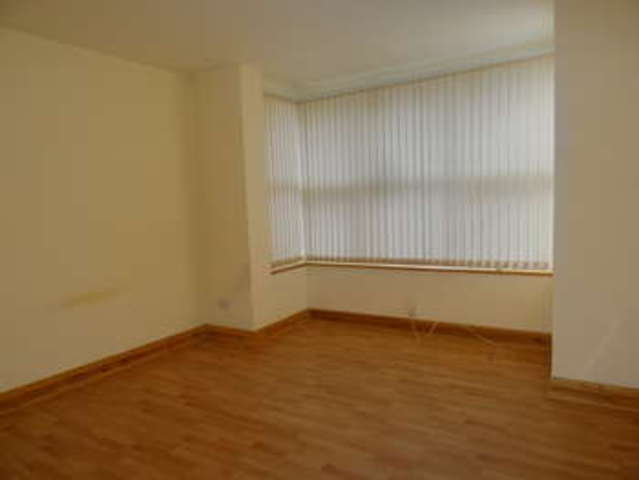  Image of 1 bedroom Flat to rent in Hill Top Mount Leeds LS8 at Harehills Leeds West Yorkshire, LS8 4EL