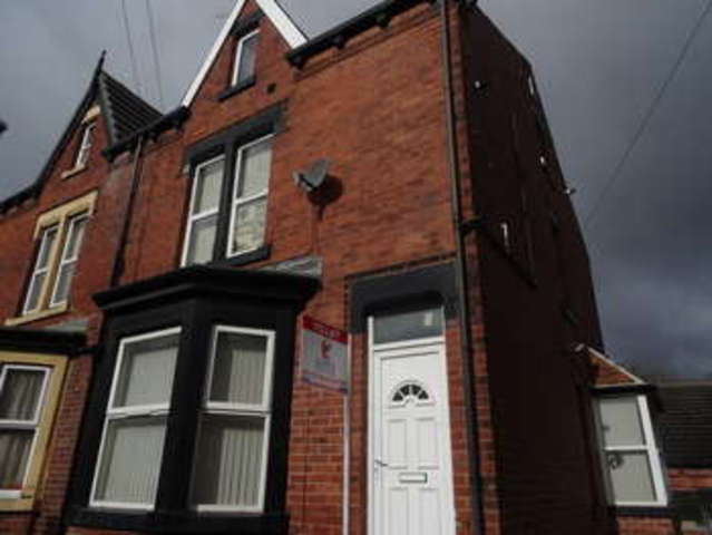  Image of 1 bedroom Flat to rent in Hill Top Mount Leeds LS8 at Harehills Leeds West Yorkshire, LS8 4EL