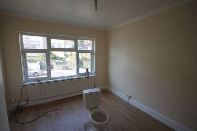  Image of 2 bedroom Maisonette to rent in Holly Hill Road Erith DA8 at Hollyhill Road  Erith, DA8 1QD