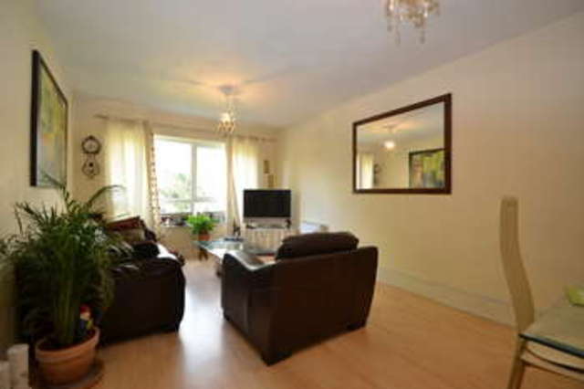  Image of 2 bedroom Maisonette to rent in Hook Road Surbiton KT6 at Surbiton Surrey, KT6 5BL