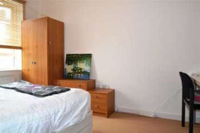  Image of 2 bedroom Apartment to rent in Nelson Grove Road London SW19 at Merton, SW19 2LJ