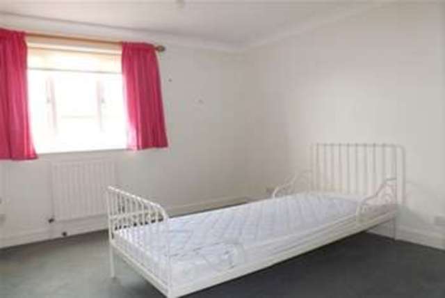  Image of 2 bedroom Detached house to rent in Westfield Park Drive Woodford Green IG8 at Woodford Green, IG8 8FD