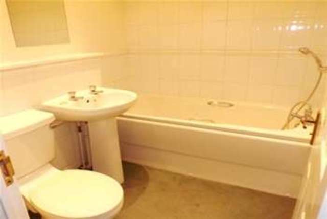  Image of 2 bedroom Detached house to rent in Westfield Park Drive Woodford Green IG8 at Woodford Green, IG8 8FD