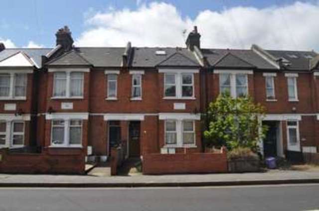  Image of 2 bedroom Flat to rent in Kingston Road London SW20 at Raynes Park  Raynes Park, SW20 8LN