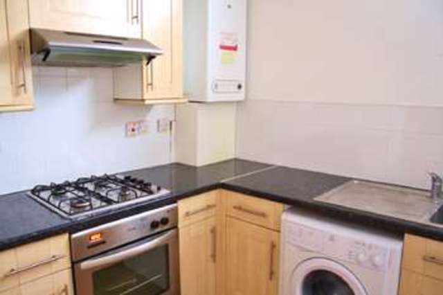 Image of 3 bedroom Flat to rent in Landor Road London SW9 at Clapham North, SW9 9PP