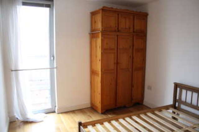  Image of 3 bedroom Flat to rent in Landor Road London SW9 at Clapham North, SW9 9PP