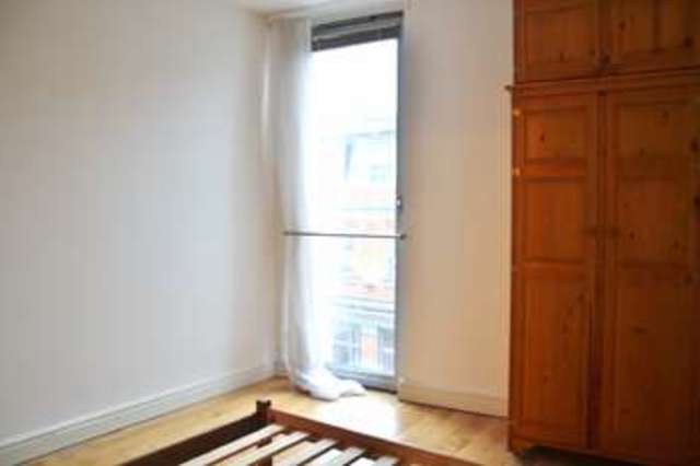  Image of 3 bedroom Flat to rent in Landor Road London SW9 at Clapham North, SW9 9PP