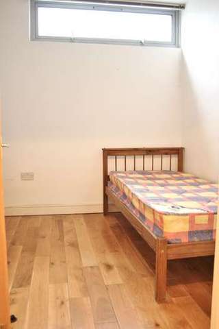  Image of 3 bedroom Flat to rent in Landor Road London SW9 at Clapham North, SW9 9PP