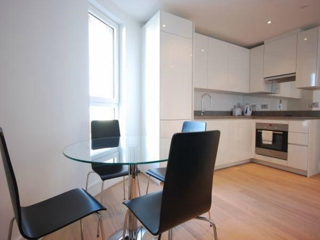  Image of 1 bedroom Flat to rent in Clement Avenue London SW4 at CLAPHAM, SW4 7BF