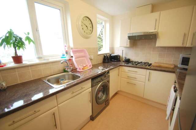  Image of 2 bedroom Apartment to rent in Lower Warberry Road Torquay TQ1 at Lower Warberry Road  Torquay, TQ1 1QY