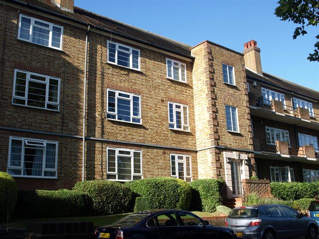  Image of 2 bedroom Property to rent in Great North Road London N2 at Great North Road  East Finchley, N2 0PD