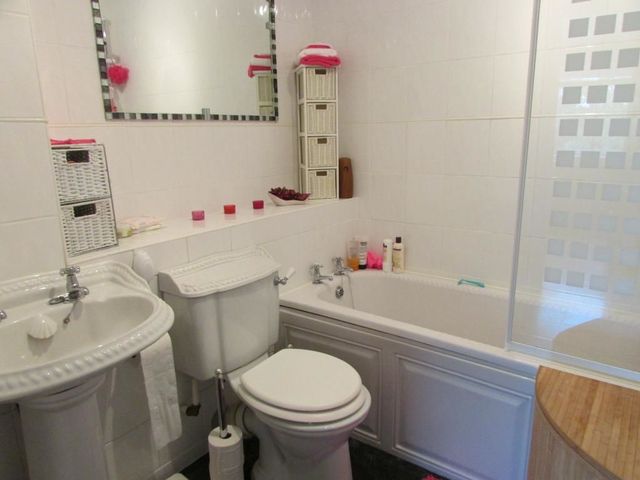  Image of 1 bedroom Flat to rent in Loganswell Gardens Thornliebank Glasgow G46 at Deaconsbank Glasgow Glasgow, G46 8HU