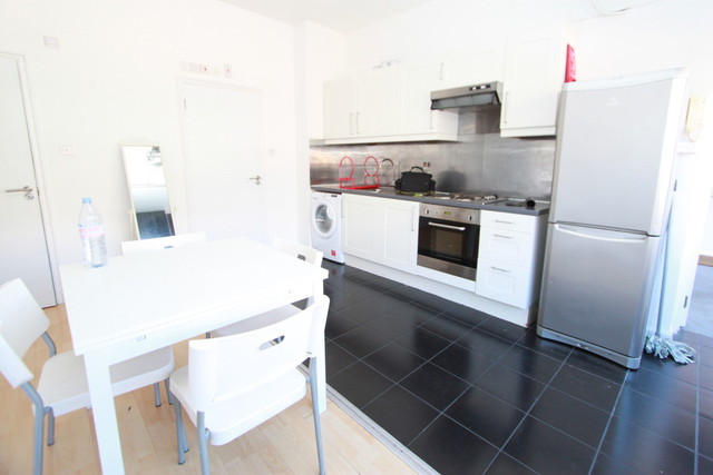  Image of 3 bedroom Apartment to rent in Long Street London E2 at London Haggerston, E2 8HN
