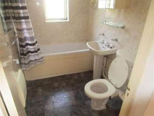  Image of 1 bedroom Property for sale in Lowestoft Drive Slough SL1 at Lowestoft Drive Cippenham Cippenham, SL1 6PD